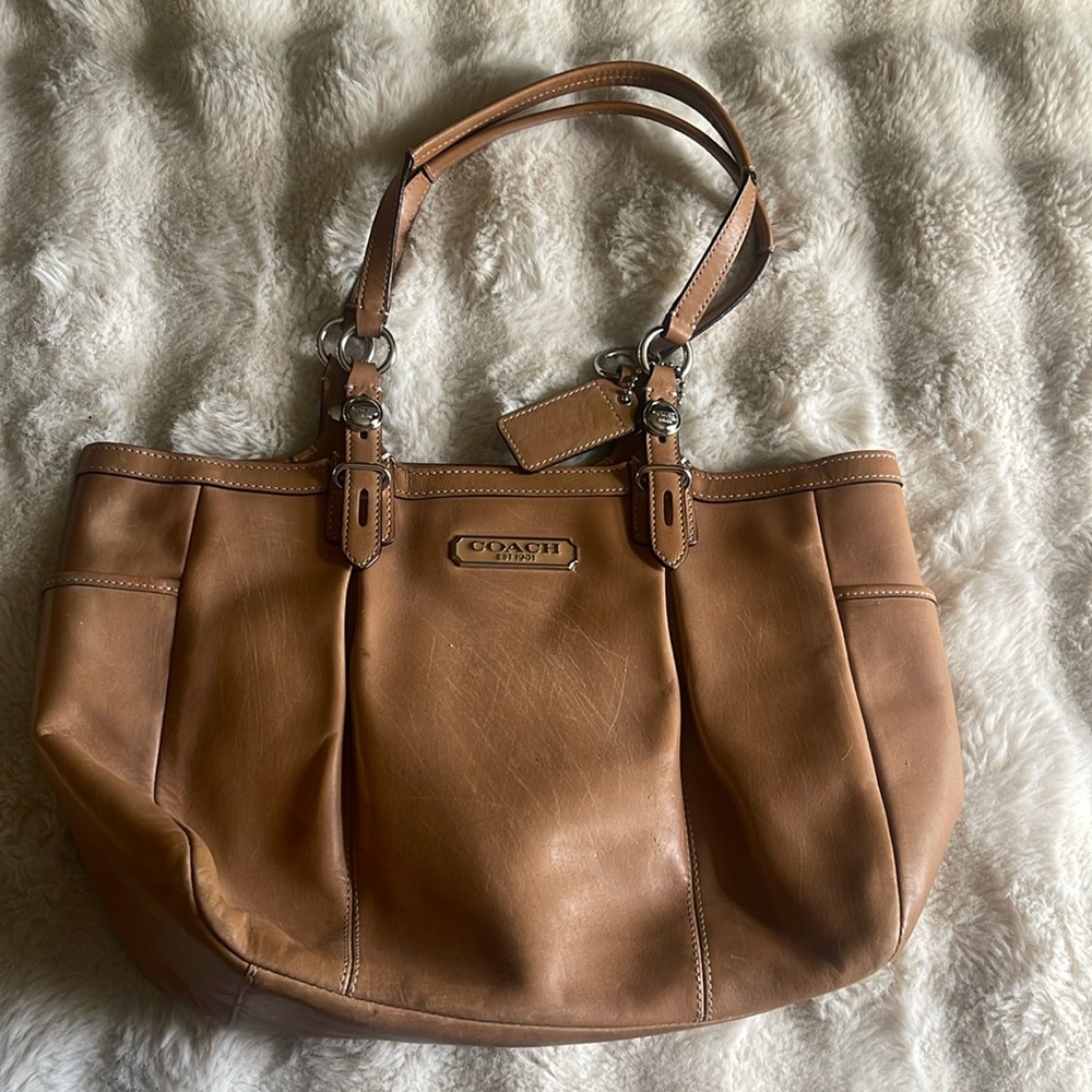 Leather coach bag
Scratches as seen in photos. USED